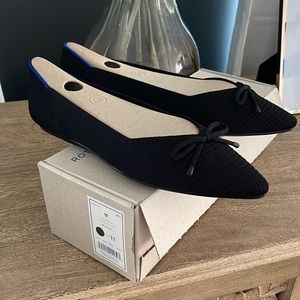 New in Box Rothy’s The Bow Point in Blackout. Size 11. Style #077-001.